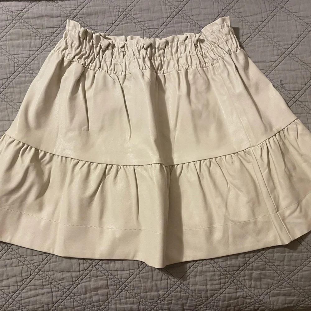 Somerset Mini Skirt :Faux Leather Edition - Picture 3 of 6
